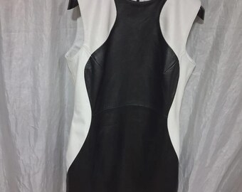 Zwart-witte leren crop-jurk dames| Slim-fit mini-jurk van echt zachte schapenvacht M.