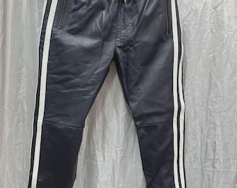 Nieuwe marineblauwe gestreepte schapenleerbroek voor heren. Custom joggingbroek van echt leer.