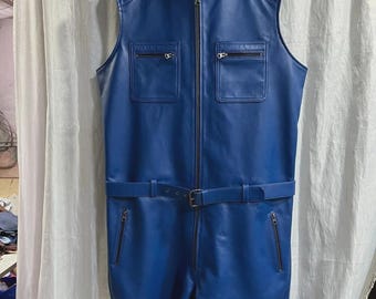 Macacão curto masculino slim fit em couro azul elétrico. Macacão em couro de ovelha legítimo, tamanho M.