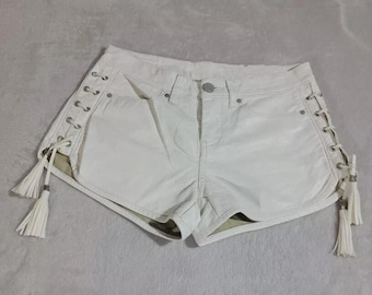 Nieuwe witte leren damesshort met veters. Bikershort van echt schapenleer 34