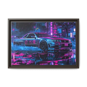 Könnte beinhalten: Gerahmter Leinwanddruck mit einem blau-rosa Sportwagen in einer neonbeleuchteten Stadtlandschaft. Das Auto trägt den Text "GT" und japanische Schriftzeichen. Das Kunstwerk hat eine futuristische, cyberpunkartige Ästhetik mit Reflexionen auf nassem Asphalt.
