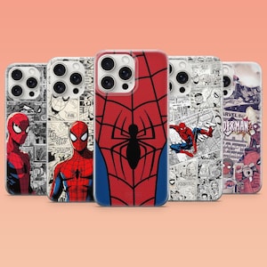 以下が含まれることがあります： スパイダーマンのデザインが施された5つのスマートフォンケース。中央のケースは、黒いクモのエンブレムが付いた赤と青のクモの巣模様です。周囲のケースには、白黒のコミックパネルやフルカラーのスパイダーマンのイラストが描かれています。