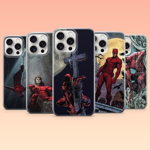 Peut inclure: Une collection de cinq coques de téléphone avec des illustrations de bandes dessinées. Les coques présentent un super-héros dans diverses poses d'action, avec une palette de couleurs sombres et une pleine lune en arrière-plan.