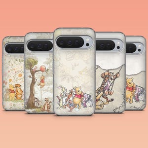 Könnte beinhalten: Fünf transparente Smartphone-Hüllen mit verschiedenen Illustrationen von Winnie Puuh, Ferkel, Tigger, I-Aah und Rabbit. Die Designs zeigen Blumenmuster, Waldszenen und Charaktere auf Schaukeln, alle in einem weichen, gedämpften Aquarellstil gehalten.