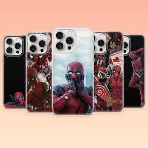 Puede incluir: Una colección de fundas para teléfonos con Deadpool. Las fundas muestran varias imágenes del personaje en diferentes poses y entornos. Las fundas son principalmente rojas y negras, con algunos gráficos de estilo cómic.