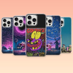 Può includere: Una collezione di custodie per telefoni con il cane fifone, Coraggio. Le custodie mostrano varie scene e personaggi della serie animata, tra cui Coraggio, mulini a vento e disegni di notte stellata. Le custodie sono di vari colori.