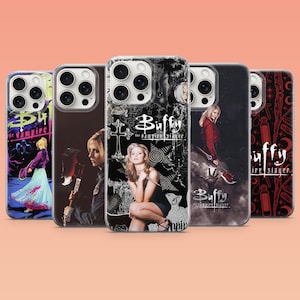 Puede incluir: Cinco fundas para teléfono con imágenes de Buffy, la cazavampiros. Los diseños incluyen retratos de personajes, el logotipo, cruces góticas, estrellas y motivos estampados en tonos negro, blanco, rojo y morado, con aberturas para la cámara.