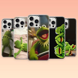 Puede incluir: Una colección de fundas para teléfonos con la Rana Gustavo en varias poses. Las fundas muestran a Gustavo en diferentes escenarios, incluyendo conduciendo, relajándose y apilado. Las fundas son transparentes con un diseño colorido.