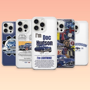 Könnte beinhalten: Eine Sammlung von Handyhüllen mit Designs, die sich auf Doc Hudson aus dem Film Cars beziehen. Die Hüllen zeigen Bilder der Figur, den Text "I'm Doc Hudson" und "I'm Lightning!" sowie andere Grafiken. Die Hüllen sind in verschiedenen Farben, darunter Blau und Weiß.