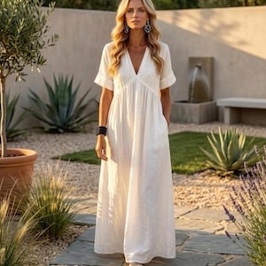 Vestido largo de lino y algodón estilo bohemio, con escote en V y mangas remangadas, ideal para vacaciones en la playa.