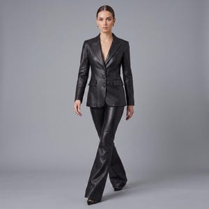 K&ouml;nnte beinhalten: Ein schwarzer Lederblazer mit steigendem Revers, drei Kn&ouml;pfen auf der Vorderseite und zwei Pattentaschen, kombiniert mit einer passenden, ausgestellten Lederhose in Schwarz. Das Set besteht aus glattem, dunklem Material mit leichtem Glanz.