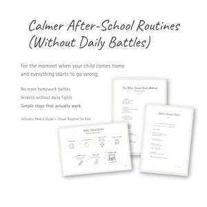 Könnte beinhalten: Weiße gedruckte Ratgeber mit dem Titel "Calmer After-School Routines (Without Daily Battles)". Die Ratgeber bieten einfache Schritte für ruhigere Routinen, einschließlich eines Elternratgebers und visueller Routinen für Kinder.