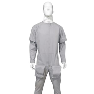 K&ouml;nnte beinhalten: Hellgrauer Overall mit hohem, wei&szlig;em Kragen und langen &Auml;rmeln. Der Overall hat zwei gro&szlig;e Vordertaschen und wird auf einer Schaufensterpuppe pr&auml;sentiert. Die &Auml;rmel haben ein einzigartiges Design, und die Hose ist an den Kn&ouml;cheln umgeschlagen.