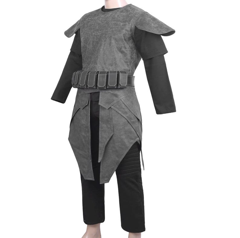 Pu&ograve; includere: Un costume grigio con un design a strati, caratterizzato da un gilet strutturato, spalline e una cintura con tasche. Il costume include una camicia nera a maniche lunghe e pantaloni. L'outfit &egrave; progettato per cosplay o eventi a tema.