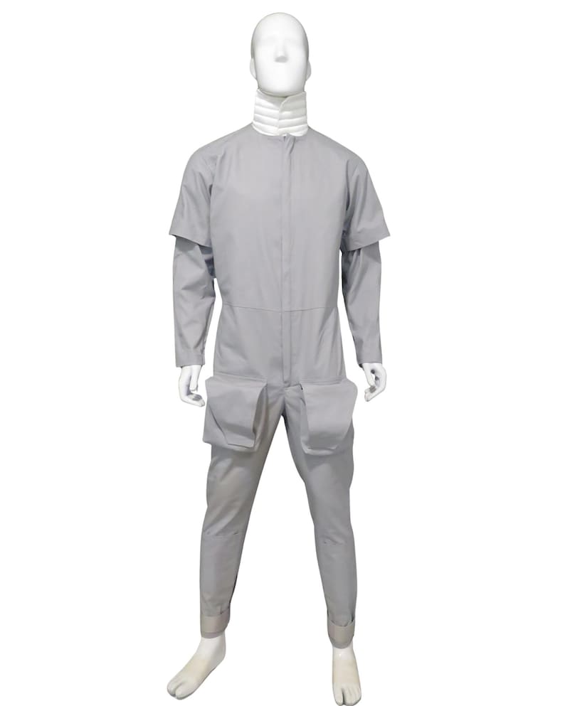 K&ouml;nnte beinhalten: Hellgrauer Overall mit hohem, wei&szlig;em Kragen und langen &Auml;rmeln. Der Overall hat zwei gro&szlig;e Vordertaschen und wird auf einer Schaufensterpuppe pr&auml;sentiert. Die &Auml;rmel haben ein einzigartiges Design, und die Hose ist an den Kn&ouml;cheln umgeschlagen.