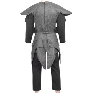 Pu&ograve; includere: Un costume grigio e nero, probabilmente per cosplay o uso teatrale. L'outfit include un top grigio strutturato con dettagli sulle spalle, una camicia nera a maniche lunghe, una cintura e pantaloni neri. Vista posteriore del design completo.
