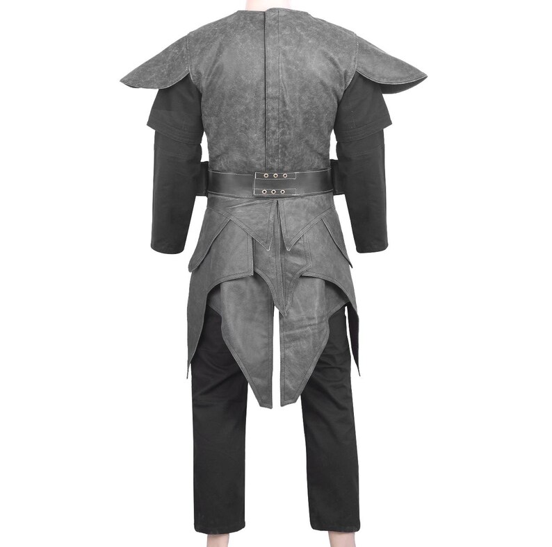 Pu&ograve; includere: Un costume grigio e nero, probabilmente per cosplay o uso teatrale. L'outfit include un top grigio strutturato con dettagli sulle spalle, una camicia nera a maniche lunghe, una cintura e pantaloni neri. Vista posteriore del design completo.