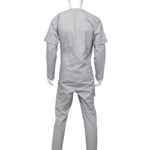 K&ouml;nnte beinhalten: Hellgrauer Overall, pr&auml;sentiert auf einer Schaufensterpuppe. Der Overall hat lange &Auml;rmel mit einer zus&auml;tzlichen kurzen &Auml;rmelschicht, einen runden Ausschnitt und eine gerade Hose. R&uuml;ckansicht des kompletten Kleidungsst&uuml;cks.