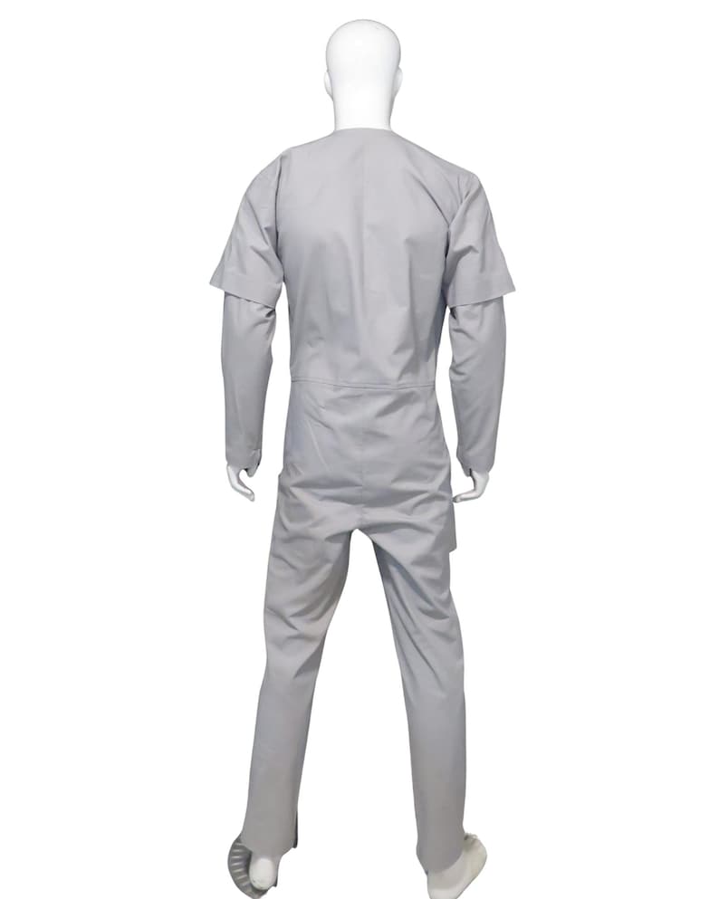 K&ouml;nnte beinhalten: Hellgrauer Overall, pr&auml;sentiert auf einer Schaufensterpuppe. Der Overall hat lange &Auml;rmel mit einer zus&auml;tzlichen kurzen &Auml;rmelschicht, einen runden Ausschnitt und eine gerade Hose. R&uuml;ckansicht des kompletten Kleidungsst&uuml;cks.