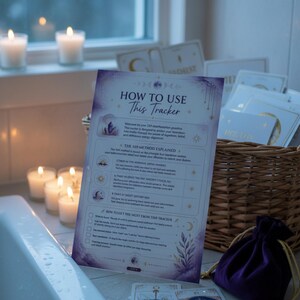 Peut inclure: Un tracker de manifestation avec le texte "HOW TO USE This Tracker" est affiché avec des cartes de tarot, un sac en velours violet et un panier en osier. Des bougies allumées et d'autres cartes sont en arrière-plan.