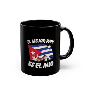 Könnte beinhalten: Ein schwarzer Keramikbecher mit einer Grafik der kubanischen Flagge, einer Kaffeetasse, einer Rumflasche, einer Zigarre und Dominosteinen. Der Text "EL MEJOR PAPI ES EL MIO" ist in Weiß über und unter der zentralen Abbildung aufgedruckt.