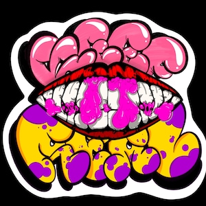 Può includere: Un adesivo in stile graffiti su sfondo nero. Il design presenta una bocca con denti bianchi e liquido rosa che gocciola. Sopra la bocca ci sono forme a bolla rosa e sotto testo giallo con accenti viola.