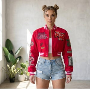 Jaqueta Varsity feminina cropped rosa choque, estilo bomber com bordado patchwork.