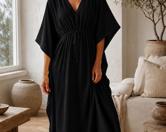 Vestido largo tipo caftán de algodón negro, estilo kimono holgado hecho a mano, con cuello en V y cordón ajustable en la cintura.