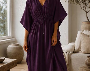Robe kaftan longue en coton prune foncé, style bohème fluide, idéale pour la plage ou les vacances.