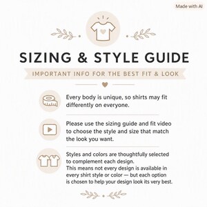 Op de afbeelding: Een beige en zwarte informatieve afbeelding met de titel SIZING & STYLE GUIDE. Het bevat iconen van een t-shirt, meetlint, afspeelknop en twee shirts. De tekst legt uit dat elk lichaam uniek is, adviseert om de maattabel en pasvormvideo te gebruiken, en merkt op dat stijlen en kleuren zijn geselecteerd om elk ontwerp aan te vullen.