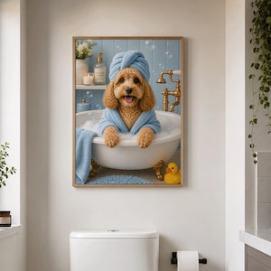 Puede incluir: Una impresión de arte mural enmarcada que muestra a un perro de color marrón dorado con una toalla azul claro envuelta alrededor de la cabeza y una bata azul a juego, sentado en una bañera blanca con patas llena de burbujas y un pato de goma.