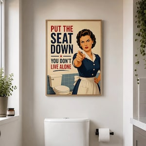 Könnte beinhalten: Ein rechteckiges Wandposter mit einer Retro-Illustration einer Person in einem dunkelblauen Kleid und einer weißen Schürze, die nach vorne zeigt. Der Text lautet: PUT THE SEAT DOWN YOU DON'T LIVE ALONE. Eine Toilette ist im Hintergrund abgebildet.