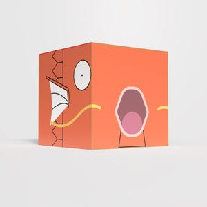 Puede incluir: Una caja naranja con forma de cubo con un diseño de dibujos animados. El diseño incluye un ojo grande, una boca abierta y otros rasgos faciales. La caja está sobre un fondo blanco liso.