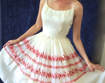 Vestido de fiesta de gasa bordado de los años 50/Vestido de fiesta rojo y blanco con falda amplia/Vintage/Forro de tul/Flores rojas/Boda/Vestido blanco/Vintage años 50