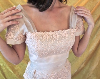 Elegant Soft Pink Organza Dress/Flowers and Lace/Vintage 1960s/Wedding