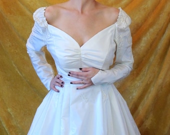 Embroidery & Eyelet Lace Wedding Dress/Deep Sweetheart Neckline/Full Skirt/Long Elegant Sleeves/Vintage 1980s
