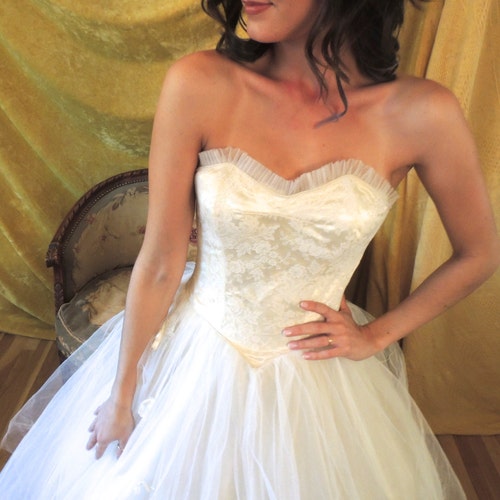 Shimmering Lace, Tulle, Satin 50s Wedding Dress/History Available/Long Full Skirt/Strapless/Vintage 1950s/Sweetheart Neckline/Prom