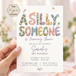 Può includere: Un biglietto d'invito di compleanno bianco con il testo colorato A SILLY SOMEONE IS TURNING THREE! decorato con motivi floreali e illustrazioni di serpenti. Il biglietto include dettagli modificabili per il 3° compleanno di Sarah, data, ora, luogo e RSVP.