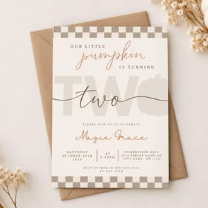Può includere: Un biglietto d'invito di compleanno rettangolare con un bordo a scacchi beige e bianco. Il testo recita: Our little pumpkin is turning two, Mazie Grace, Saturday October 24th 2026 at 3:00PM, Celebration Hall, 1234 Street Name, City Name, OH 1234.