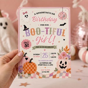 Puede incluir: Una tarjeta de invitación de cumpleaños rectangular con un fantasma blanco con lazo rosa, una bola de discoteca y calabazas. El texto dice: A SPOOKTACULAR Birthday FOR OUR BOO-TIFUL girl! She's 5! JOIN US TO CELEBRATE! SATURDAY OCTOBER 25 2:00 PM TO 5:00 PM THE ANDERSON HOME 123 PUMPKIN LANE SPOOKYVILLE, IL 12345 RSVP TO MOM 123 456.7890.