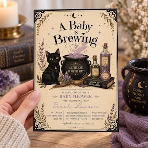 Può includere: Un invito rettangolare per baby shower con un gatto nero, un calderone con vapore viola e boccette di pozioni. Il testo include A Baby is Brewing, A Little One is on the Way, Book of Lullabies e i dettagli per Sarah Lawson.