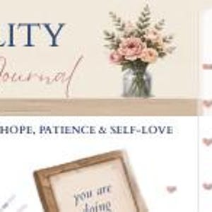 Könnte beinhalten: Ein Fruchtbarkeits-Tracking-Journal mit beigem Hintergrund und einem Blumenstrauß aus rosa und weißen Blüten in einer Glasvase. Der Text lautet Fertility Tracking Journal, A Journey of Hope, Patience & Self-Love und Tips for Effective Tracking.