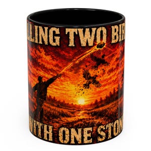 Op de afbeelding: Zwart-witte keramische mok met de tekst "Killing Two Birds With One Stone" in een verweerde lettertype. De mok heeft een afbeelding van een jager die op vogels schiet tegen een zonsondergang.