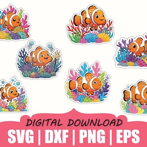 Könnte beinhalten: Eine Sammlung farbenfroher Aufkleber mit Cartoon-Clownfischen mit orangefarbenen und weißen Streifen, umgeben von lebendigen Korallen und Wasserpflanzen. Die Aufkleber sind mit "DIGITALER DOWNLOAD" und den Dateityp-Optionen SVG, DXF, PNG und EPS beschriftet.