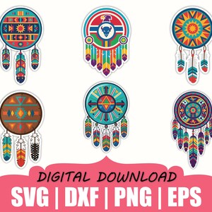 Peut inclure: Six illustrations de capteurs de rêves circulaires avec des motifs géométriques, des couleurs vives et des plumes suspendues. Le texte ci-dessous indique DIGITAL DOWNLOAD SVG | DXF | PNG | EPS. Ces designs graphiques présentent divers motifs symétriques.