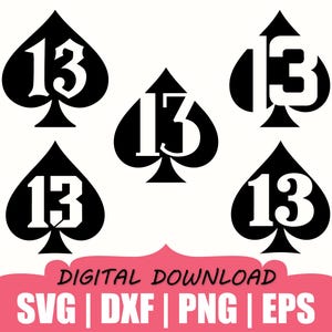 Può includere: Cinque simboli di picche neri, ognuno con il numero 13 in bianco, disposti in gruppo. Sotto i simboli, un banner rosa contiene il testo: DIGITAL DOWNLOAD SVG | DXF | PNG | EPS. Il design presenta un netto contrasto tra bianco e nero.