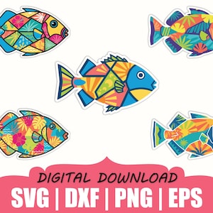 Könnte beinhalten: Fünf bunte Fischaufkleber mit geometrischen und tropischen Mustern. Die Fische weisen leuchtende Farbtöne von Blau, Gelb, Orange und Grün auf. Der Text "DIGITALER DOWNLOAD" wird in einem rosa Banner zusammen mit den Dateityp-Abkürzungen SVG, DXF, PNG und EPS angezeigt.