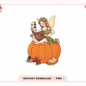 Puede incluir: Una ilustración digital de un hada con alas claras sentada sobre una calabaza naranja grande, leyendo un libro marrón. Una pequeña linterna cuelga cerca y un ratón diminuto está sentado junto al hada sobre la calabaza.