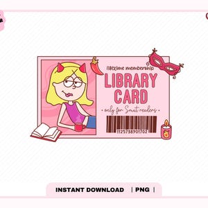 Op de afbeelding: Een roze rechthoekige afbeelding met een stripfiguur met blond haar en rode duivelshoorntjes, die een rode mok vasthoudt. De tekst luidt: lifetime membership LIBRARY CARD only for Smut readers. Bevat een streepjescode, een rode peper, een masker en een kaars.