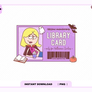 Może przedstawiać: Prostokątna fioletowa grafika karty bibliotecznej z postacią z kreskówki o blond włosach, w pelerynie i z napojem. Tekst brzmi lifetime membership LIBRARY CARD only for Halloween Girlies, z kodem kreskowym, duszkiem, nietoperzami i dynią.